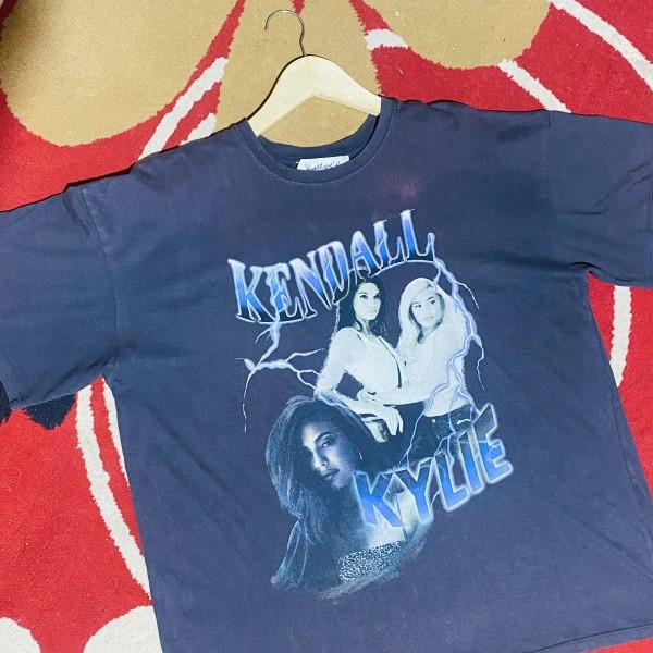 T-Shirt Pop Culture Kendall and Kylie Lightning Washed Grey